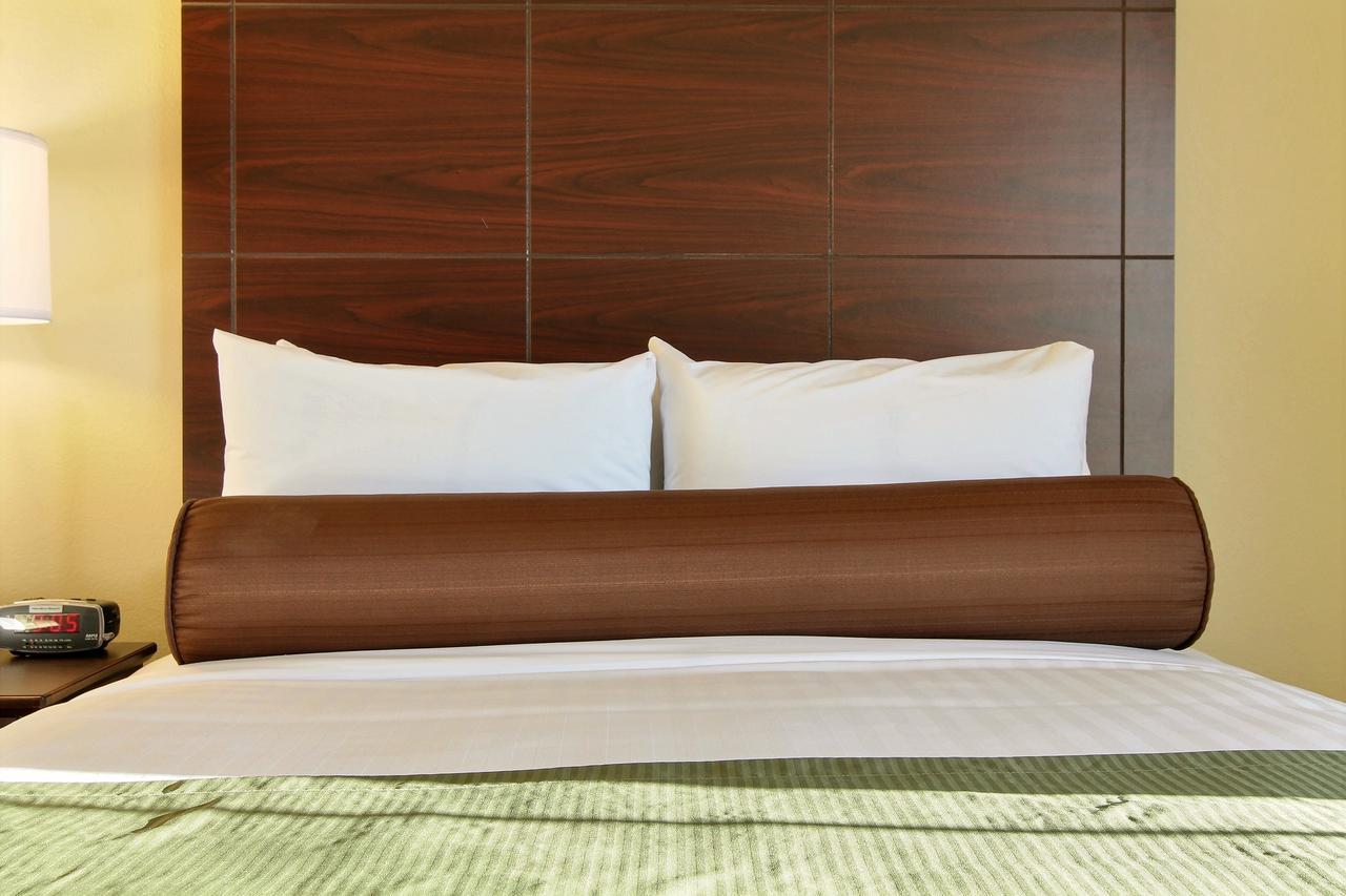 Cobblestone Hotel & Suites - マクック エクステリア 写真