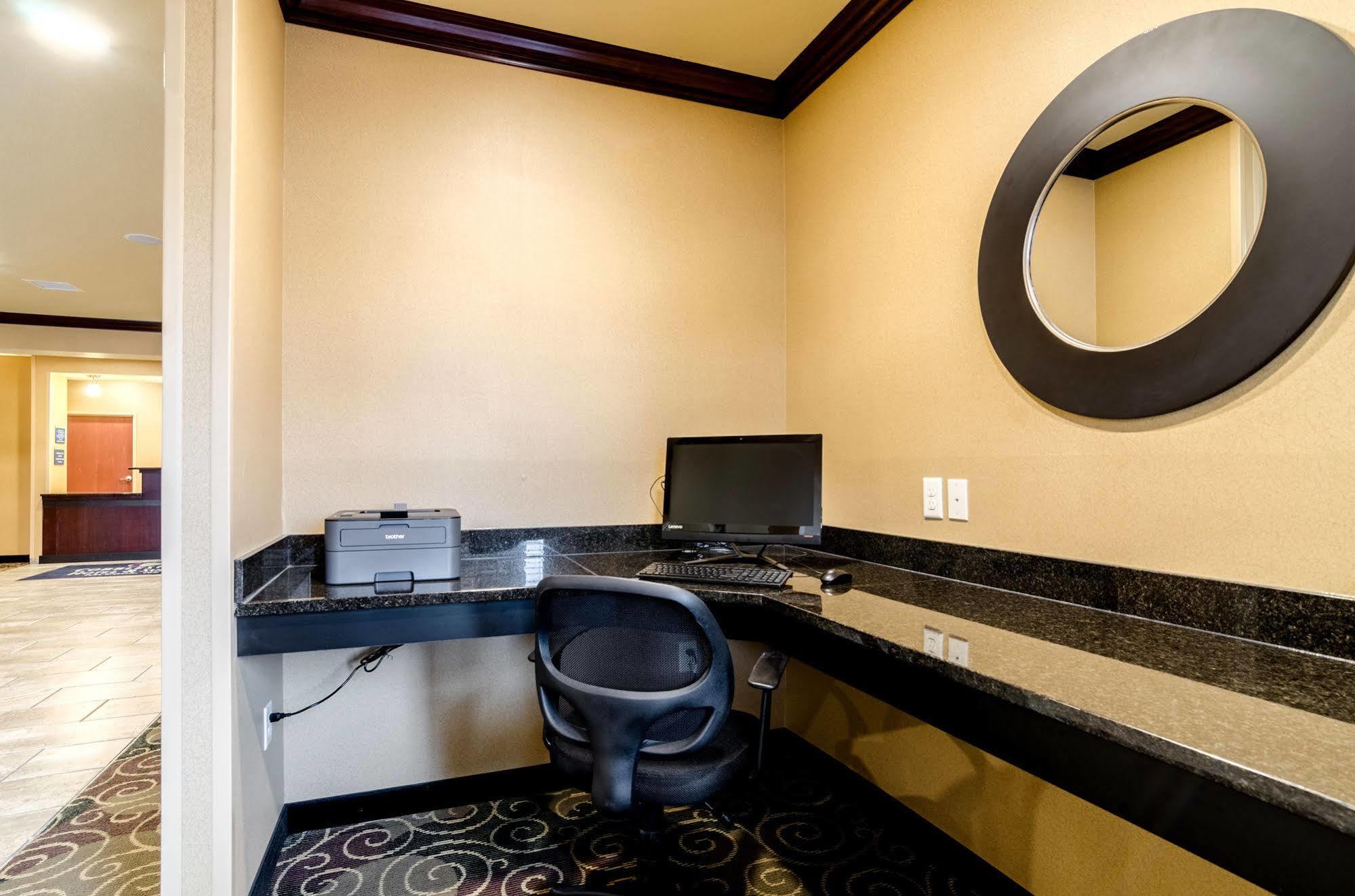 Cobblestone Hotel & Suites - マクック エクステリア 写真