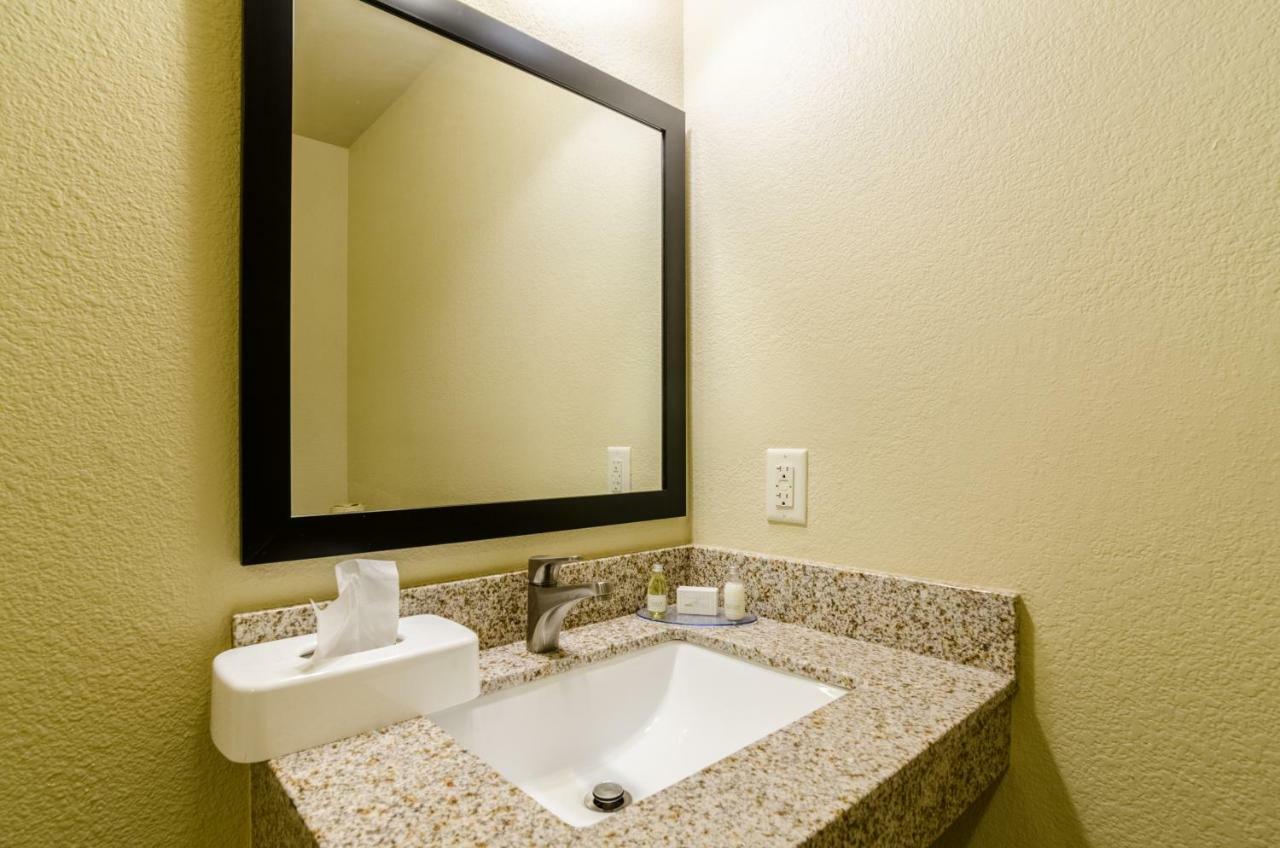 Cobblestone Hotel & Suites - マクック エクステリア 写真